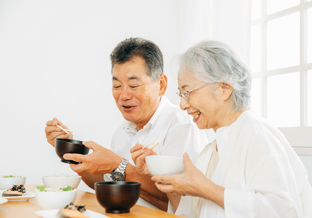 食事を取る老夫婦