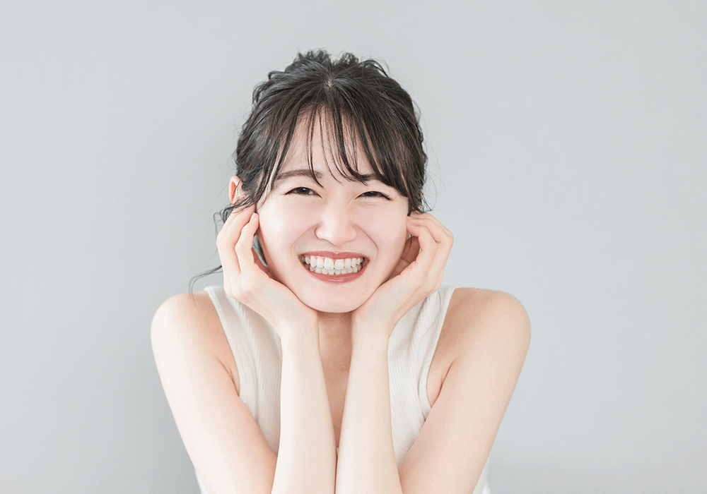 歯を見せてわらう女性