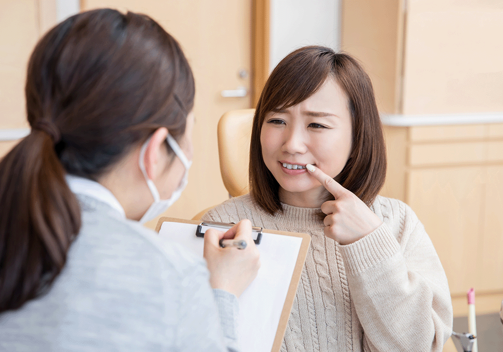 歯の不調を訴える女性