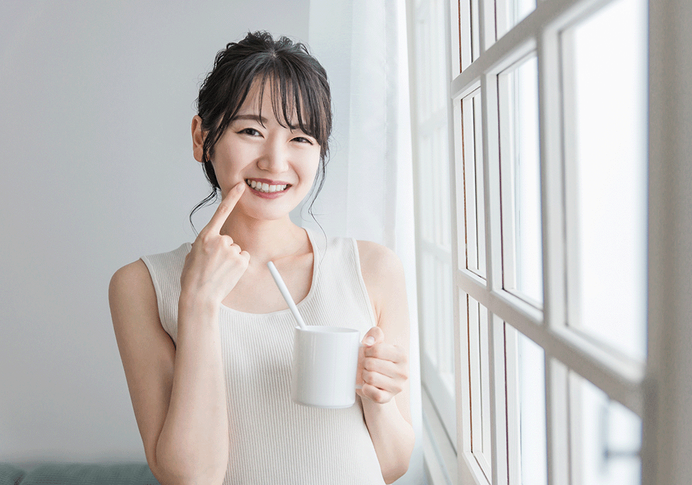 歯を見せる女性