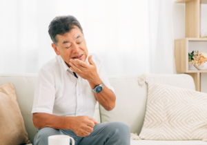 口を気にする男性